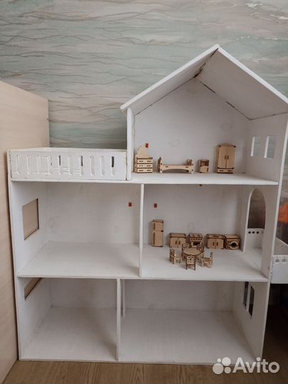 Большой кукольный домик с мебелью