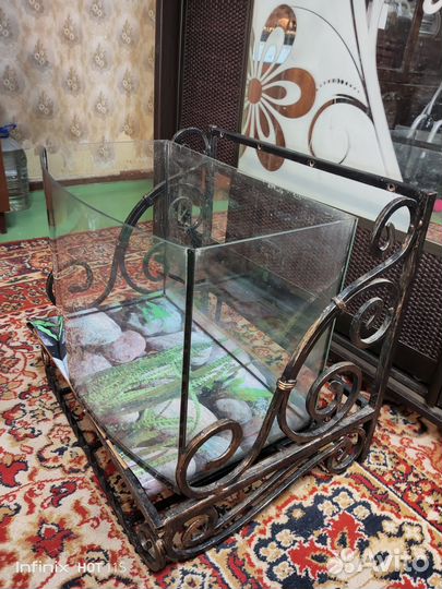 Стойка кованная навесная с аквариумом