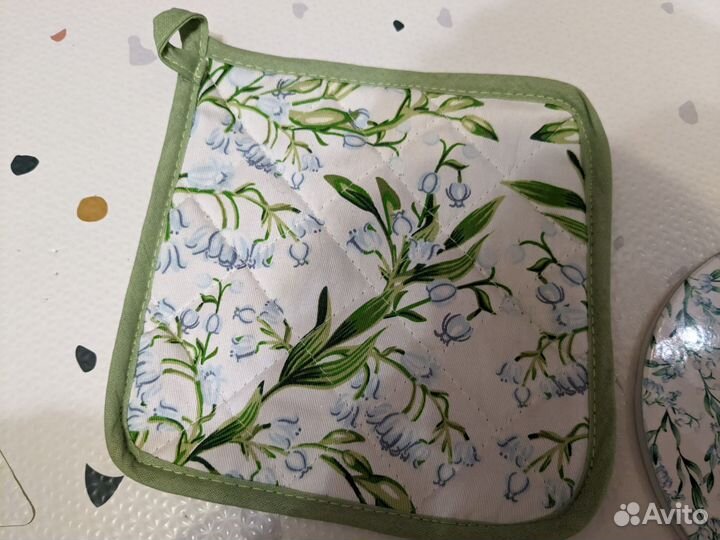 Прихватка и подставка под горячее белая ландыши