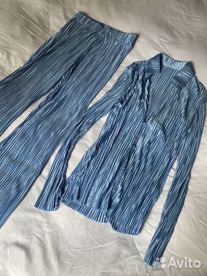 Плиссированный костюм голубого цвета