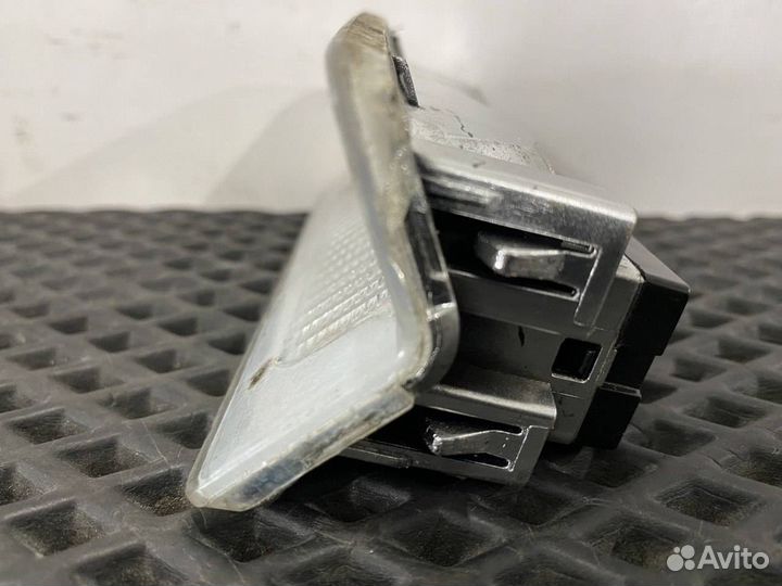 Плафон двери правой Volvo FH4 84810911