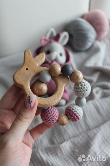 Вязаная игрушка зайка в комбинезоне