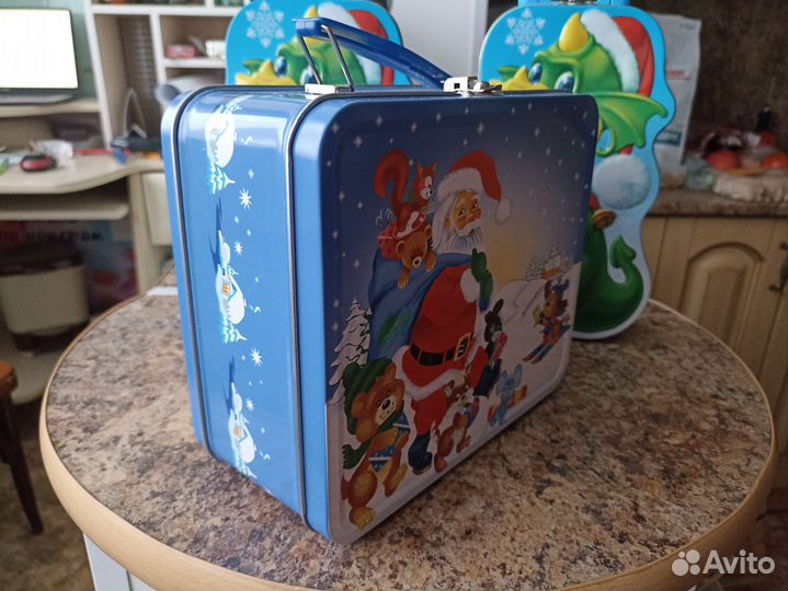 Новогодняя жестяная коробка