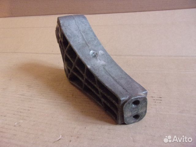 Опель Вектра А, 1.6 передний правый кронштейн