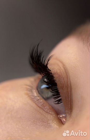 Модель на наращивание ресниц