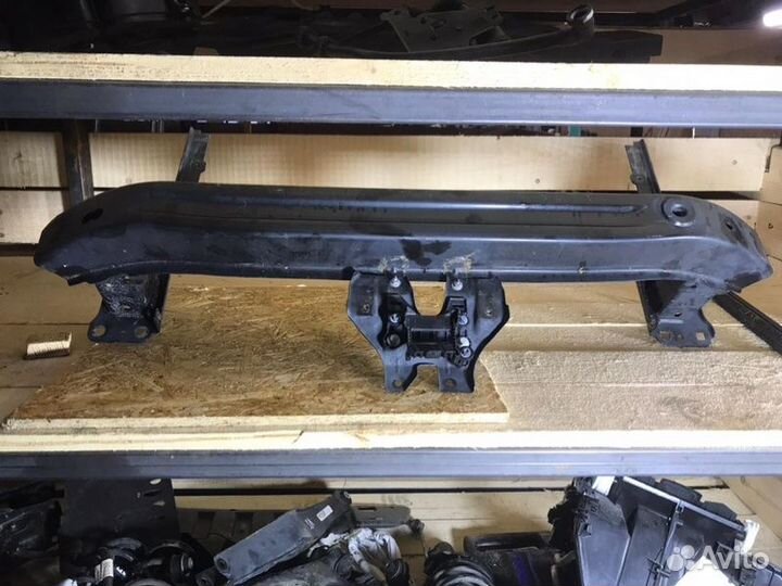 Усилитель бампера передний Volkswagen Jetta 6 2017