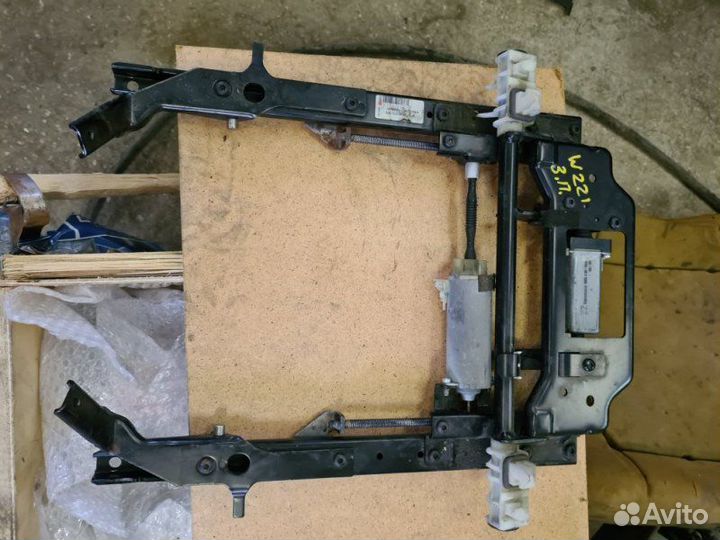 Крепление сиденья заднее правое Mercedes-Benz