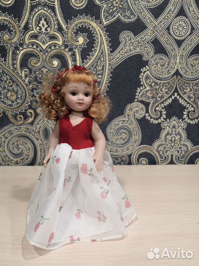 Кукла фарфоровая