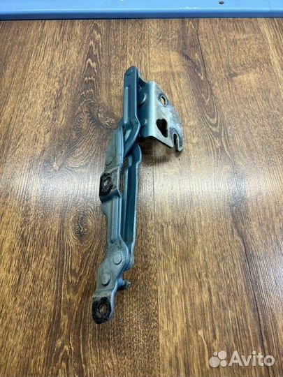Петля крышки багажника задняя левая Volkswagen
