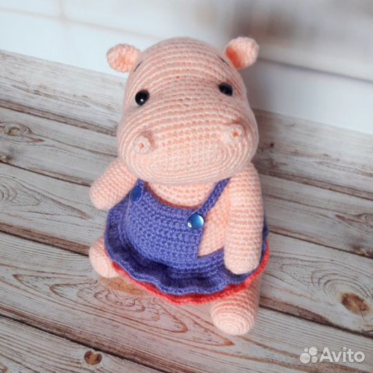 Мягкая вязаная игрушка бегемот