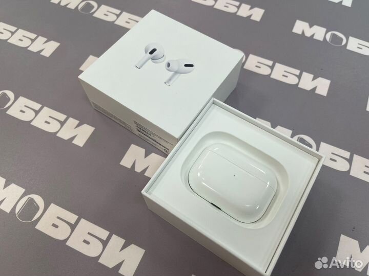 Apple AIrPods Pro with Wireless Charging Case