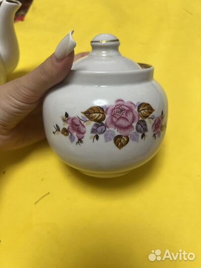 Заварочный чайник и сахарница