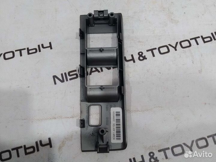 Корпус кнопки стеклоподъёмника Nissan Navara D40