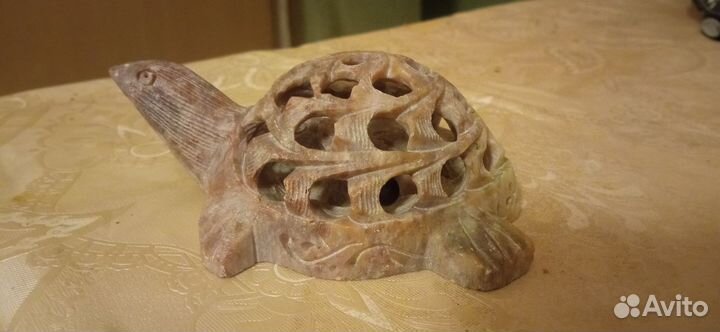 Черепаха из камня с маленькой черепашкой внутри