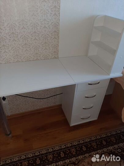 Маникюрный белоснежный столик