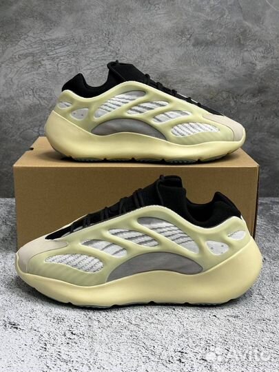 Кроссовки Adidas yeezy boost 700 v3