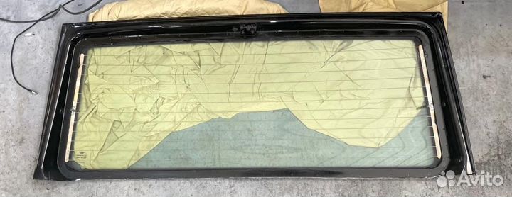 Боковые стекло багажника