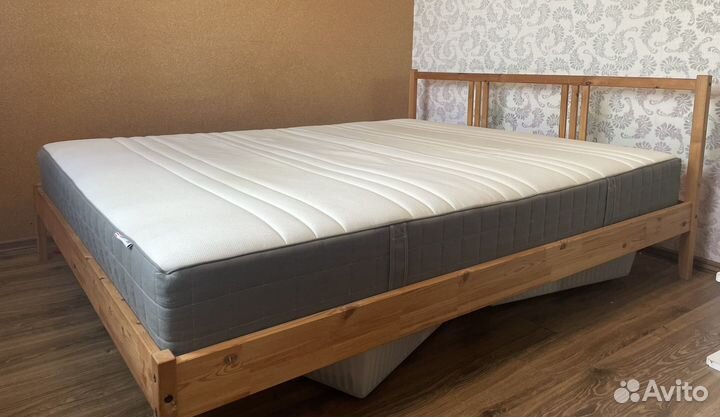 Кровать с матрасом