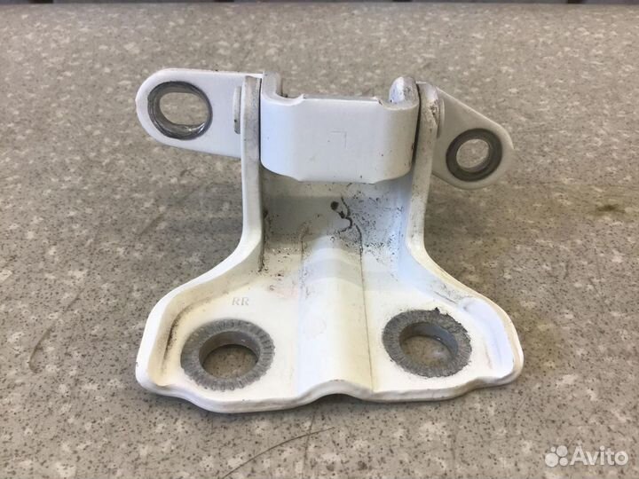 Петля двери задней правой верхняя Ssang Yong Kyron