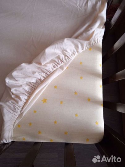 Детская кроватка с маятником