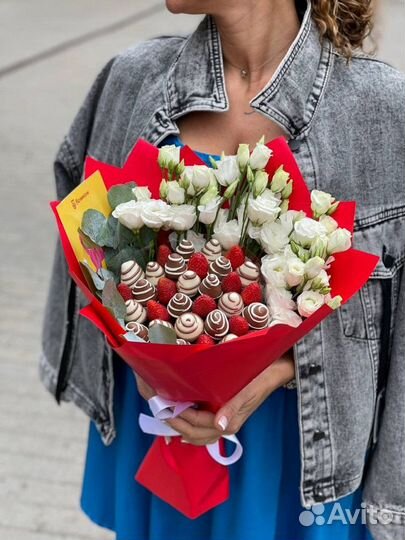 Шкатулка с клубникой в шоколаде и цветами