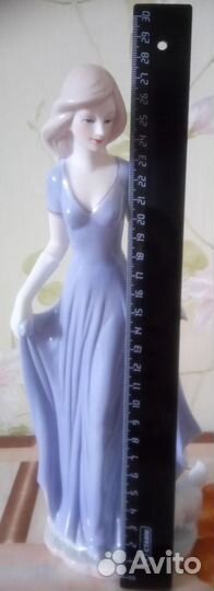 Статуэтка фарфоровая 