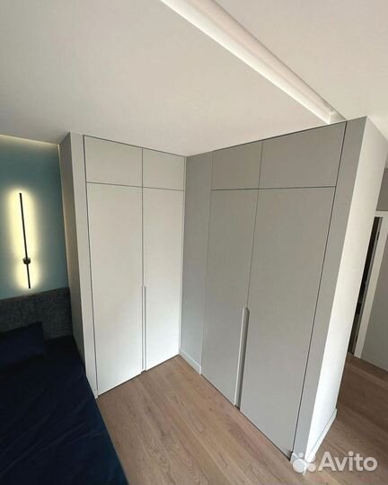 Современный распашной шкаф