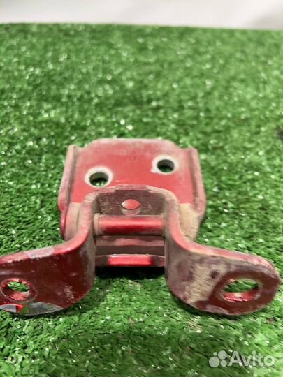 Передние правый петли двери на Hyundai Accent