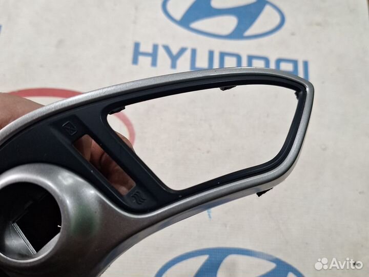 Рамка правого дефлектора Hyundai ix35 LM