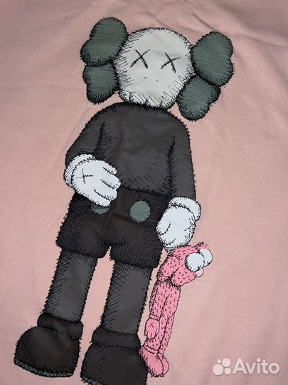 Футболка uniqlo kaws