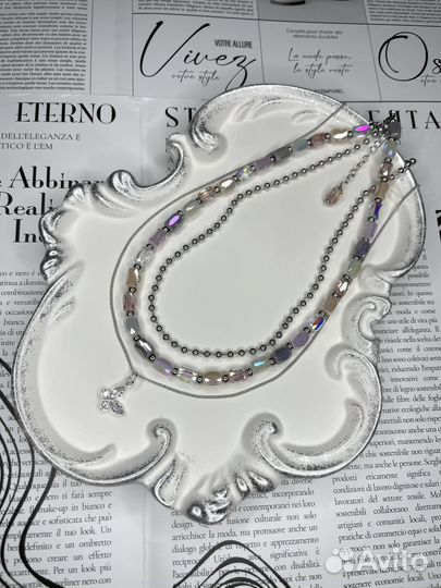 Колье из сверкающих бусин