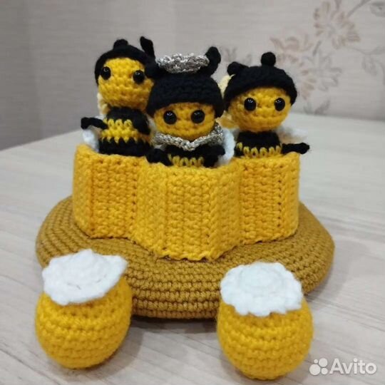 Вязаный улей с пчелками