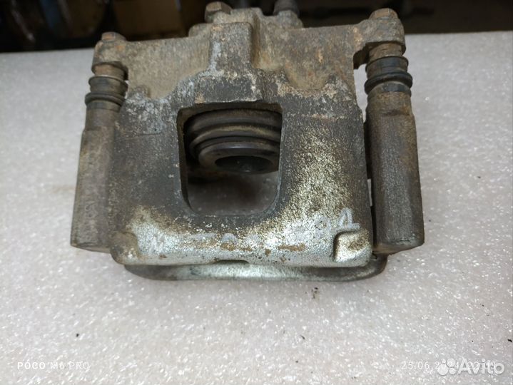 Суппорт задний левый Dodge Nitro