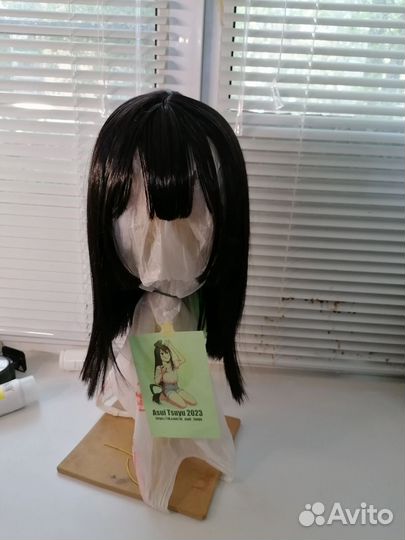 Парик черный с челкой и пробором