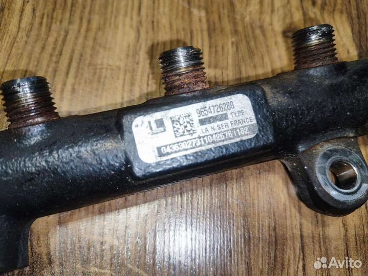 Топливная рампа peugeot 407 2.0 nn