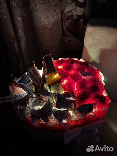 Бокс-сердце, сладкий подарок с атласными розами