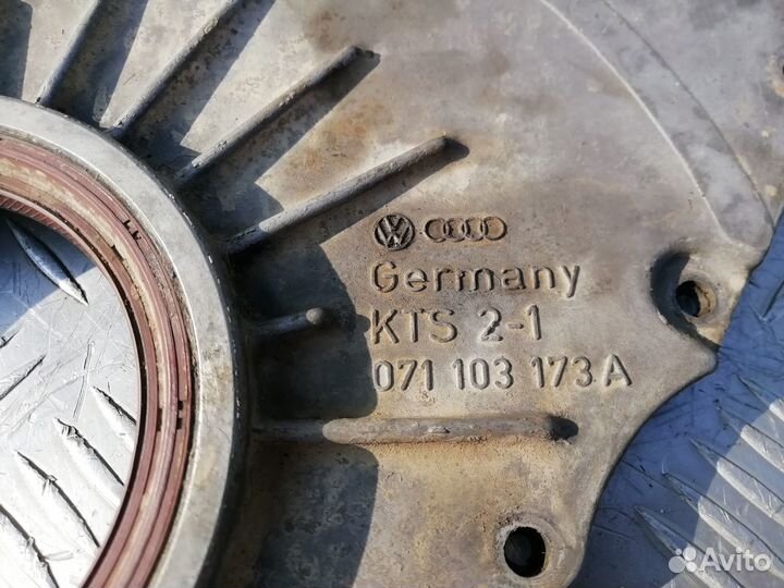 Крышка коленвала задняя Volkswagen Passat B5 VR5