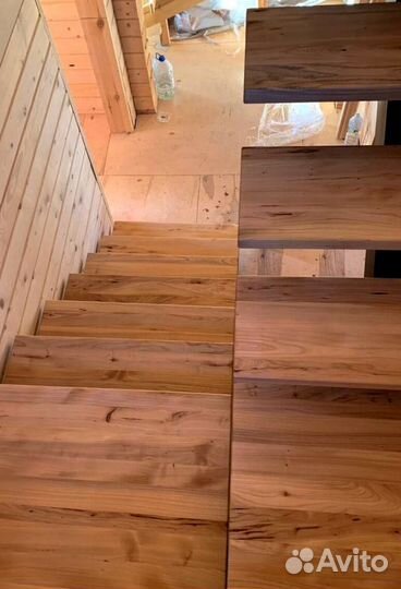 Облицовка лестничного металлокаркаса деревом