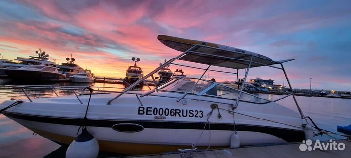 Каютный катер-буксировщик с прицепом