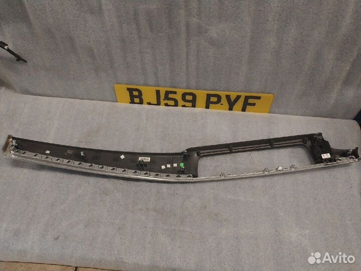 Декоративная накладка торпедо bmw f10