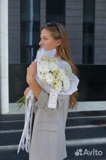 Букет из хризантем и матрикарии