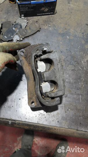 Суппорт на subaru Forester sg5