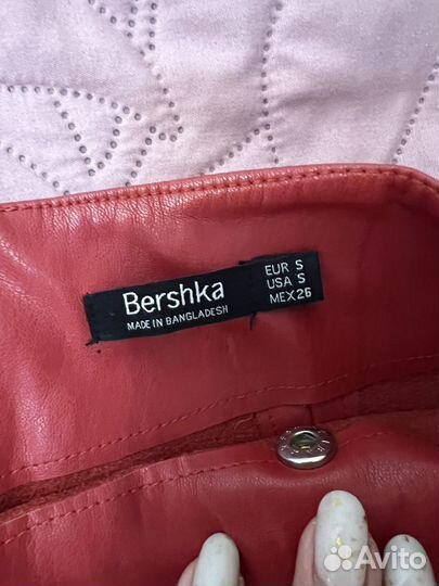 Юбка из экокожи красная