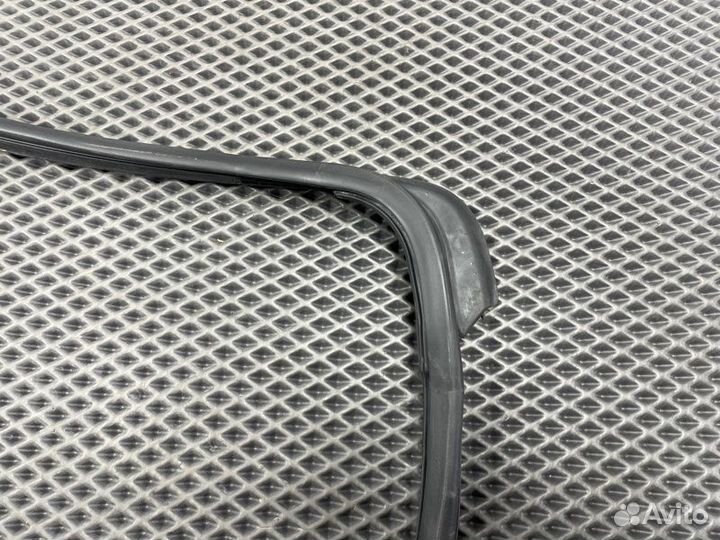 Уплотнительная резинка боковой двери задняя правая