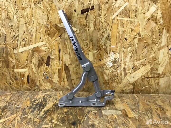 Петля капота передняя Skoda Octavia A5 лифтбек 1