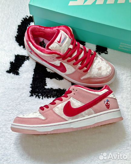 Nike SB Dunk Low Strange Love