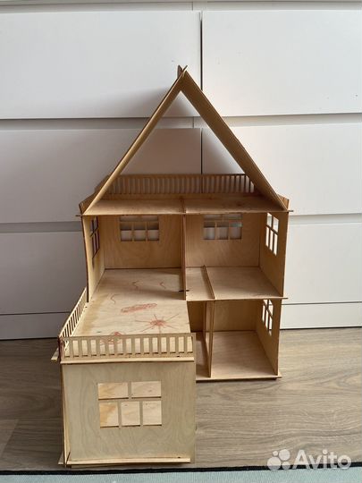 Деревянный кукольный домик с мебелью