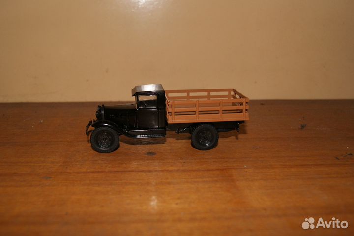 Коллекционные модели авто 1 43