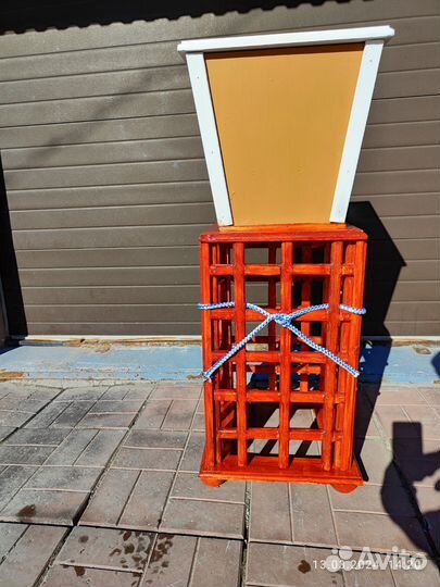 Цветочное кашпо на тумбе