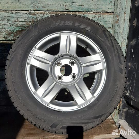 Продам шины с дисками на Рено Логан